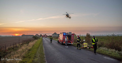 Osobówka uderzyła w drzewo