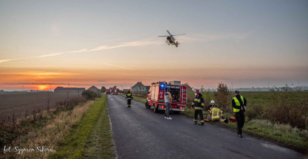 Osobówka uderzyła w drzewo