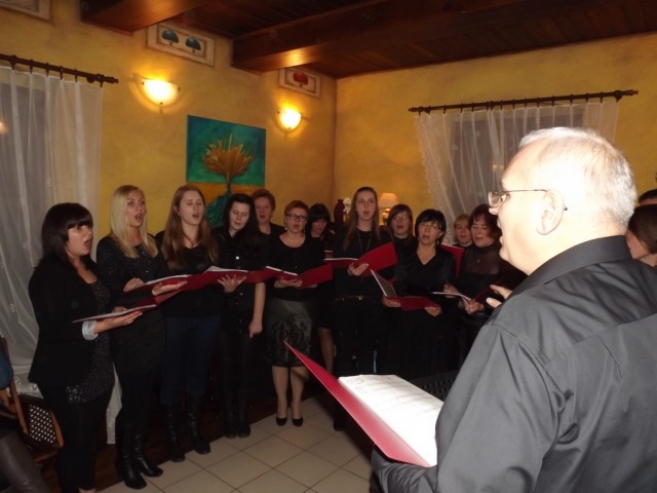 Grupa wokalna zaśpiewała w kawiarni „Czekolada” pod przewodnictwem Adama Szczuraszka (z lewej)