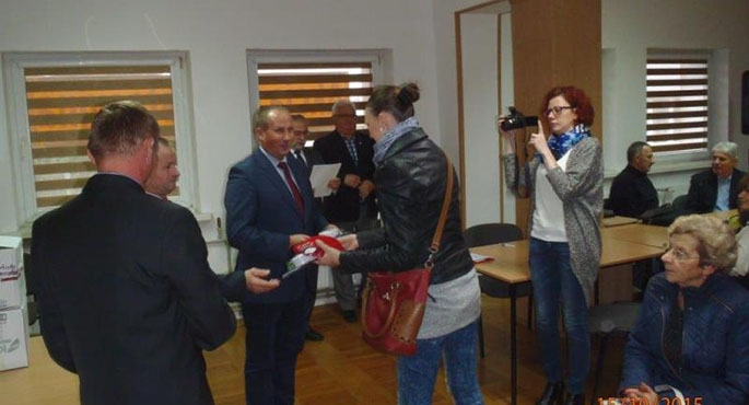 Czujki tlenku węgla wręczali wspólnie: starosta Stanisław Szczotka i burmistrz Krotoszyna Franciszek Marszałek