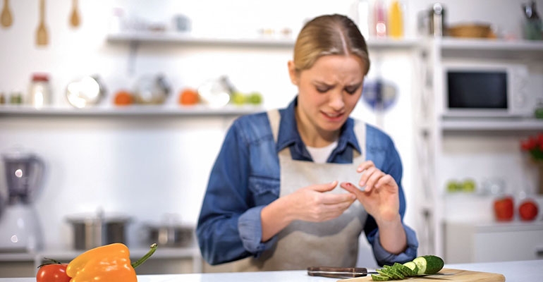 Drobne urazy w kuchni – pierwsza pomoc