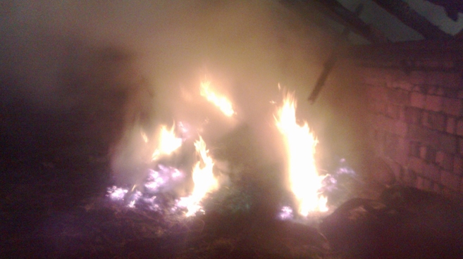 Budynki gospodarcze w ogniu 