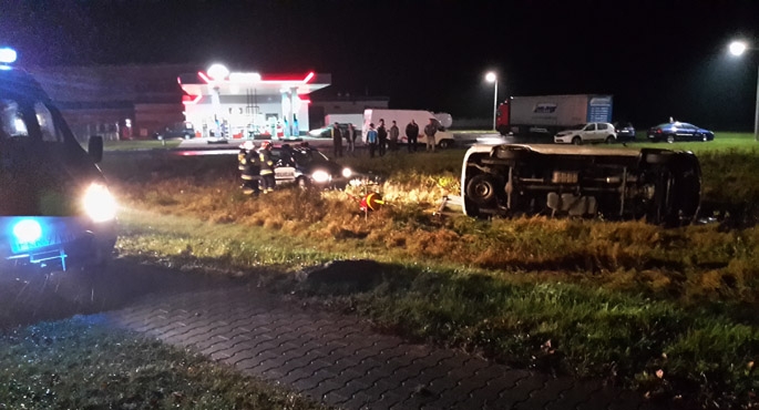 Bus wyleciał z drogi i dachował