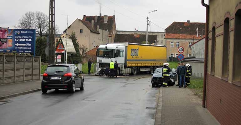 Zderzenie osobówki z ciężarówką