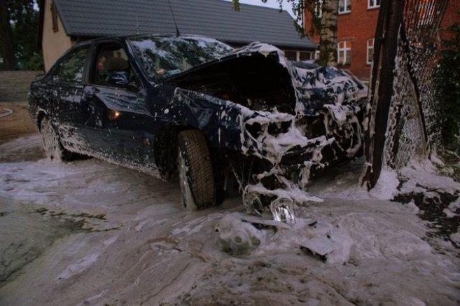 Prosto w betonowy płot