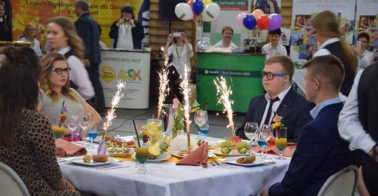 Trójka otworzyła drzwi