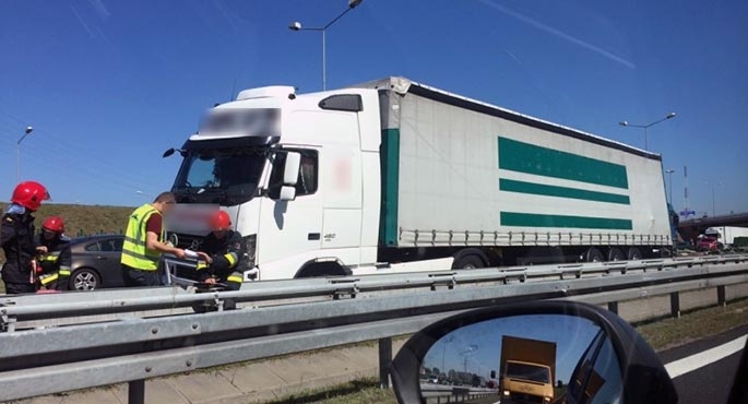 Węzeł Komorniki: ciężarówka przejechała przez barierki