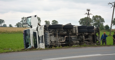 Betoniarka wylądowała w polu