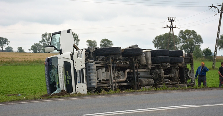 Betoniarka wylądowała w polu