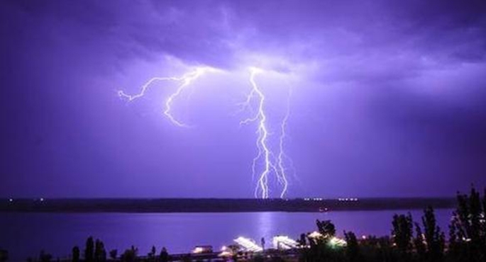 Nawałnice sieją zniszczenie! Jedna osoba nie żyje! Wichura zrywała dachy!