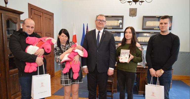 Prezydent wręczył rodzicom drobne upominki