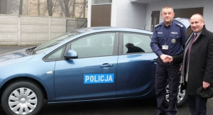 Nieoznakowany opel dla policji