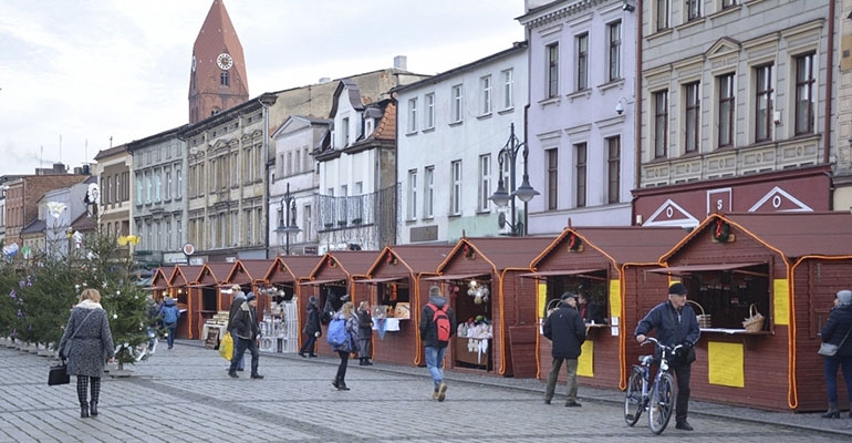 Świąteczne stoiska już na ostrowksim rynku