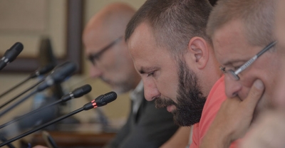 Czy młodzież musi obradować w piwnicach?