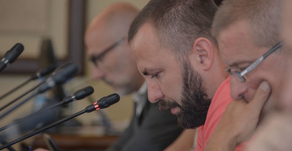 Czy młodzież musi obradować w piwnicach?