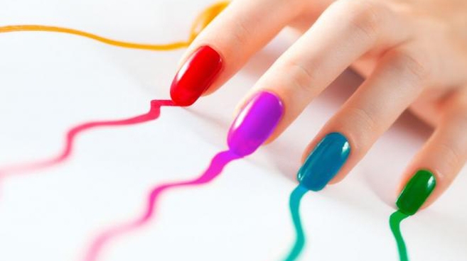 Modne jest malowanie każdego paznokcia na inny kolor