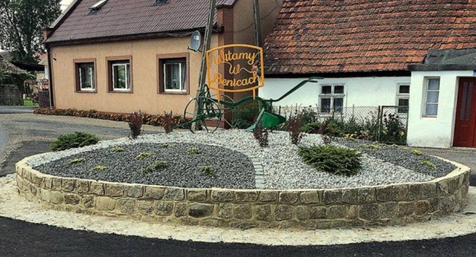 W centrum wsi stanęło rondo, które wita przyjezdnych