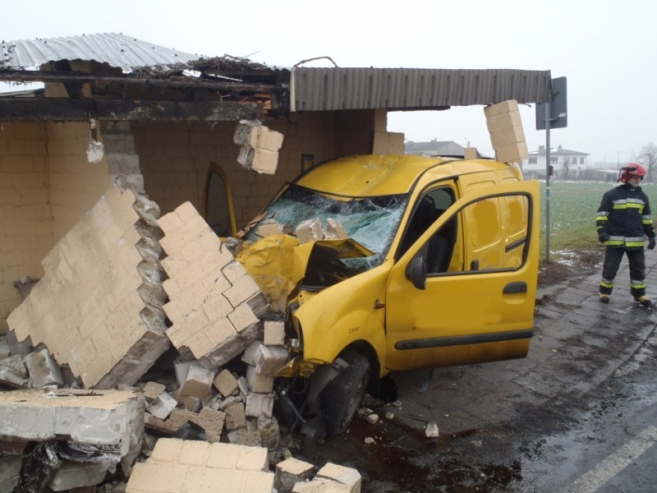 Wjechał w przystanek autobusowy [gallery]