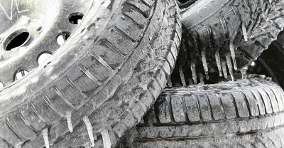 Myślisz, że oszczędzasz, jeżdżąc na letnich oponach zimą?