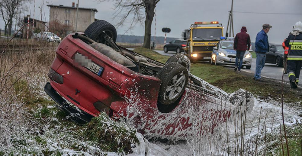 Dachował na łuku drogi