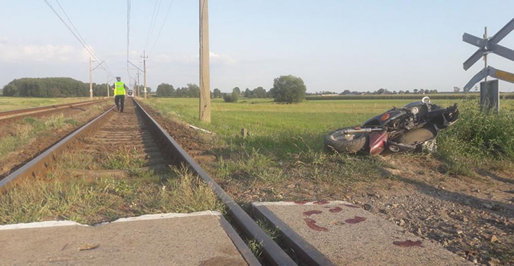 Motorowerzysta wjechał pod pociąg