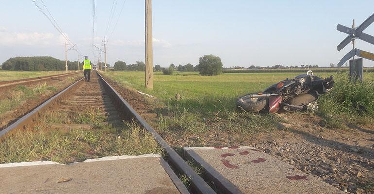 Motorowerzysta wjechał pod pociąg