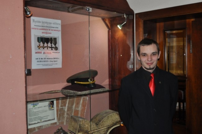 Kiedy wykształceni historycy wykładają mało istotne wydarzenia wprost z podręcznika, on tworzy wystawę pasjonującą, dostrzegając to, co w otaczającym nas świecie jest naprawdę ważne.