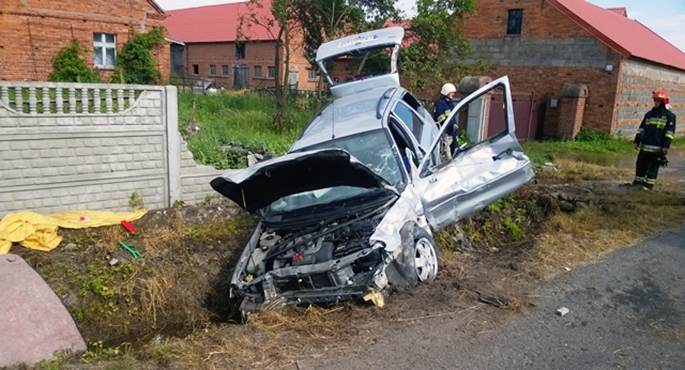 Pijana kobieta za kółkiem