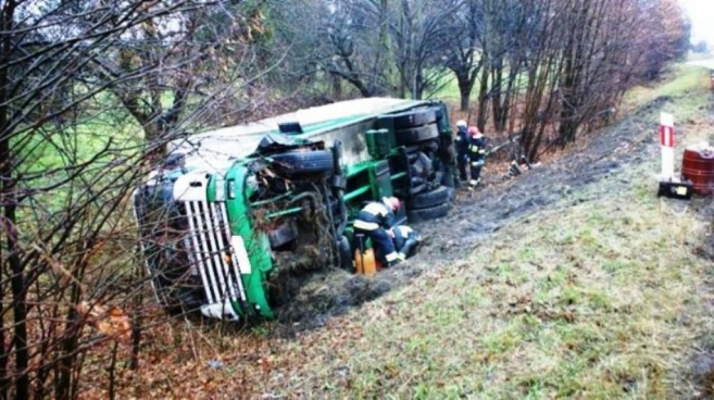 Ciężarówka w rowie 