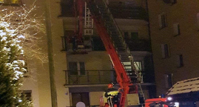 Dwie godziny marzła na balkonie