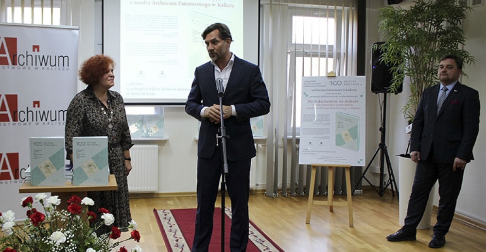 Sto dokumentów na stulecie