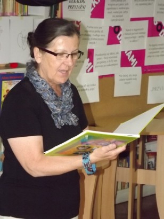 Halina Junory czytała opowiadania i wiersze gościom z DPSu.