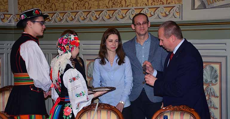 Ukraińska rodzina w urzędzie miasta z włodarzami Krotoszyna