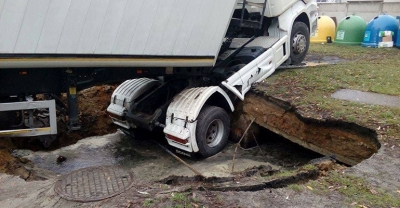 TIR wpadł do szamba
