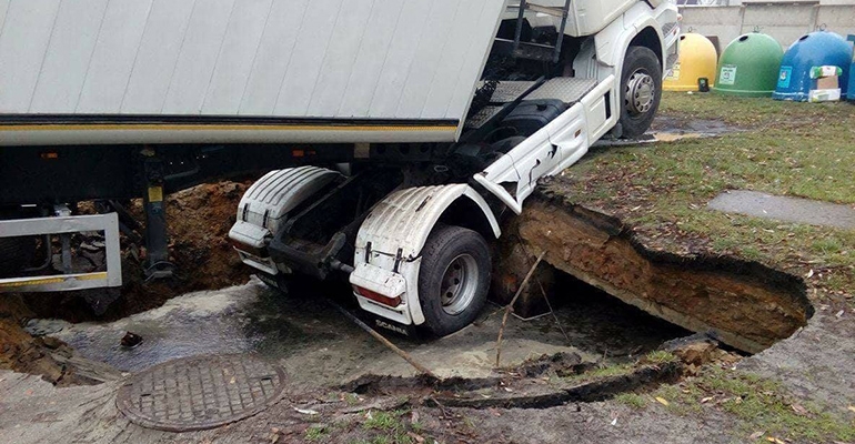 TIR wpadł do szamba