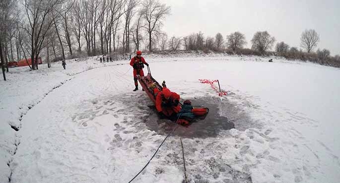 Ćwiczyli ratownictwo na lodzie