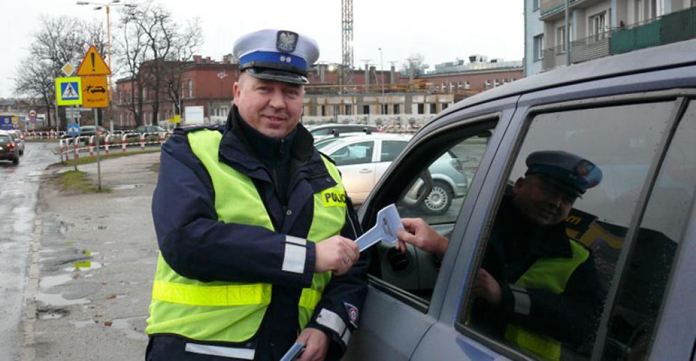 Policjanci rozdawali skrobaczki do szyb