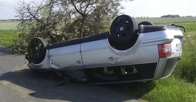 Nieuwaga nastolatka doprowadziła do dachowania[gallery]