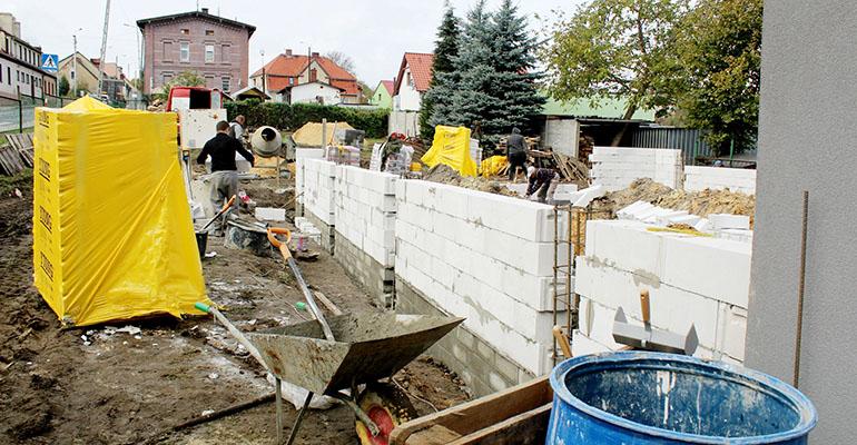 Mury remizy pną się do góry