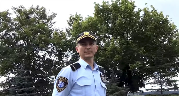 Krotoszyński strażnik miejski z fotoradarem w Lutogniewie