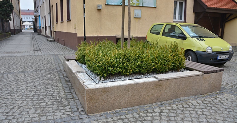 Kto zniszczył granitowe siedzisko?