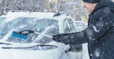 Nie polewaj szyb octem, ani gorącą wodą. Zainwestuj w pokrowiec