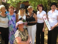 W hełmach strażackich