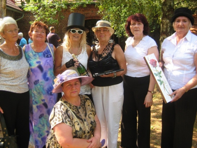 W hełmach strażackich