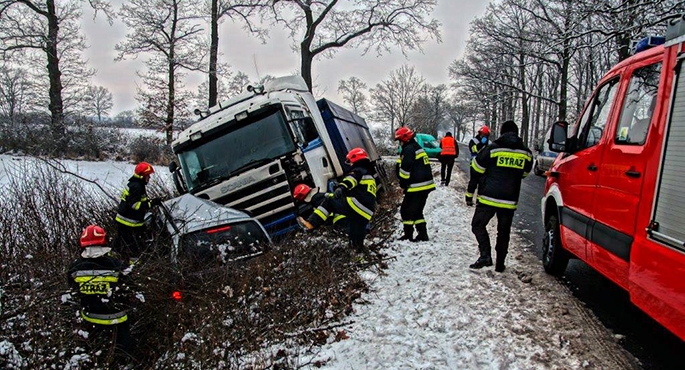 Osobówka zmiażdżona przez ciężarówkę
