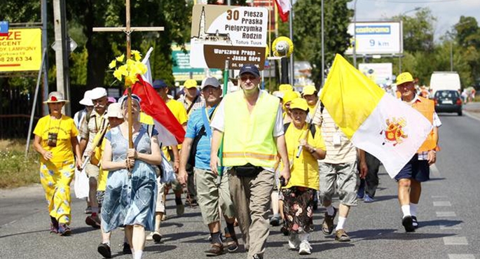 Pątników wysmaga deszcz
