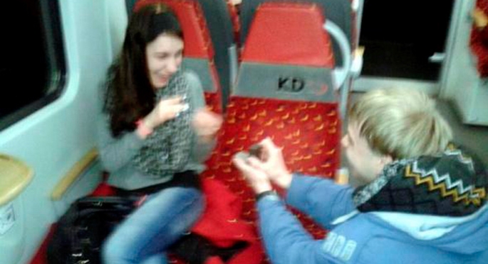 Zaskoczona dziewczyna powiedziała „tak”