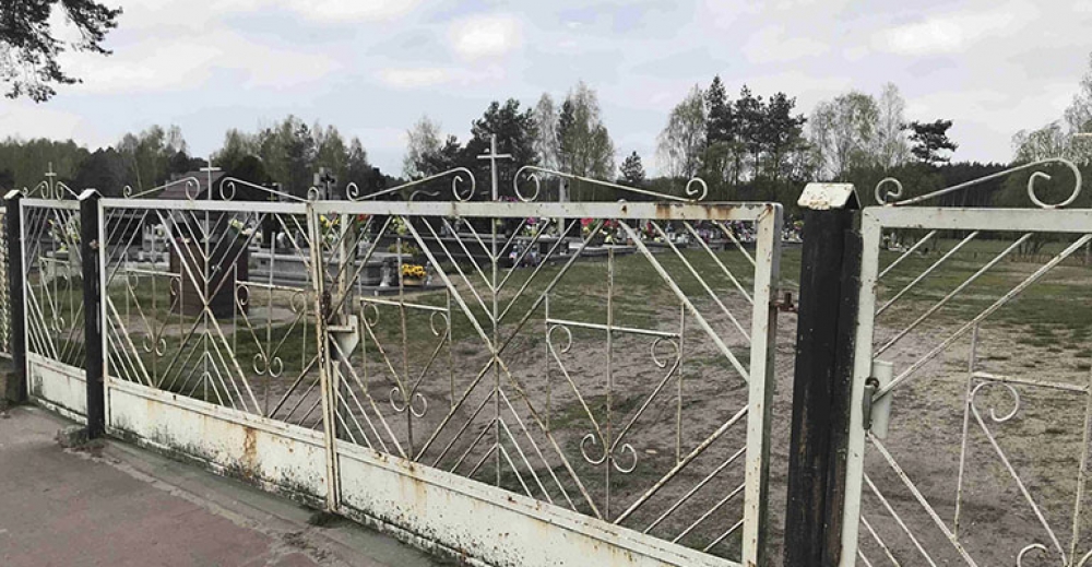 Nowy płot przy cmentarzu w Gądkowicach