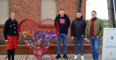 Serce na nakrętki przy szkole w Smolicach