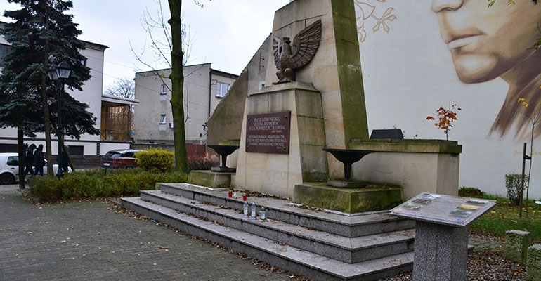 Tablice informacyjne już przy pomnikach